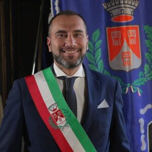 Trino revoca l’ordinanza sul volto coperto, ma il divieto resta in vigore