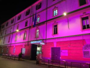 Le caserme dei Carabinieri d’arancione contro la violenza sulle donne