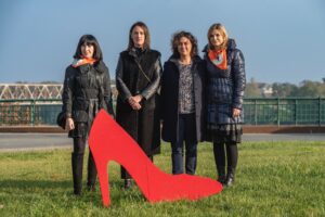 Casale, sulla rotonda di Oltreponte la grande scarpa rossa di Andos e Me.dea