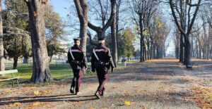 Casale, si mostra nudo agli studenti diretti a scuola: denunciato