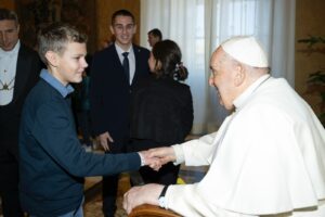Andrea da Papa Francesco con i sacchi a pelo per i senza tetto