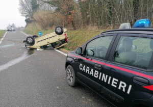Rosignano: auto si ribalta per la strada viscida