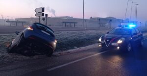 Villanova, finisce fuori strada con l’auto lungo la provinciale