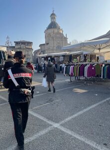 Ubriaco, aggredisce i Carabinieri in piazza Mazzini a Casale