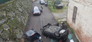 Casale, esce di strada e si ribalta alla rotatoria di Oltreponte
