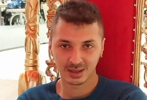 “Giustizia per Valerio”, morì dopo fuga da struttura: appeso striscione in tribunale