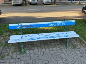Gli Amici del Po portano il fiume in centro… con una panchina