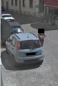 Casale: giovane danneggia un’auto in centro, segnalato