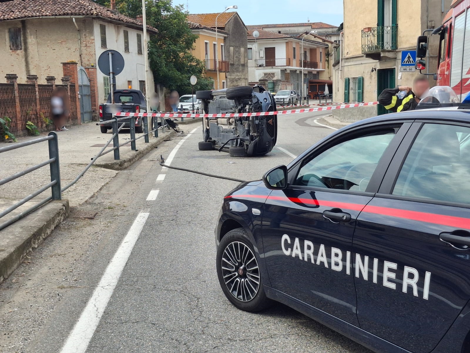 Camagna, esce di strada e si ribalta nel campo: grave un 40enne