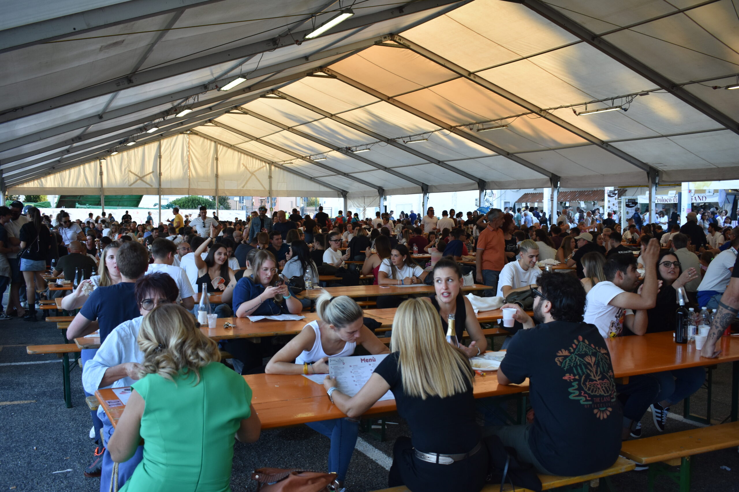 Festa del Vino: le foto di venerdì sera al Mercato Pavia