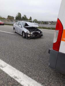 Scontro tra auto e ambulanza sull’A26 a Casale