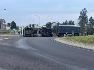 Villanova: autotreno si ribalta nella rotonda: statale riaperta