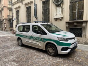 Casale: danneggia l’auto di un turista, identificato grazie alle telecamere