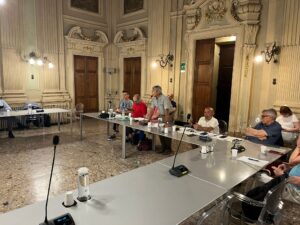 Moda e polemiche a Palazzo San Giorgio: il caso dei sandali