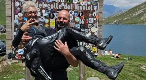 Domani l’addio al motociclista dei Caschi Matti, ci sarà anche la compagna