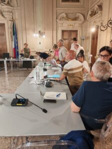 La mozione è ritirata, il consiglio finisce, le polemiche invece no
