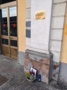 Tre anni fa l’omicidio Martinelli: una pianta sotto la targa in stazione