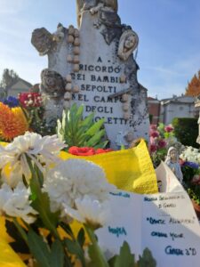 Un fiore per gli angioletti. Il gesto della IIID commuove la comunità di Casale