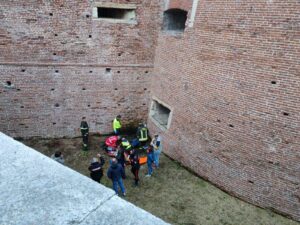 Casale, un uomo cade nel fossato del Castello. Soccorsi in atto