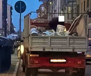 Gettano 30 sacchi di rifiuti edili nella campana dell’isola ecologica: denunciati