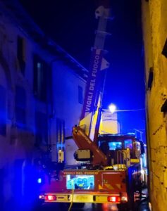 Frassinello: incendio in una abitazione, al lavoro diverse squadre di pompieri