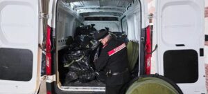 Cascina trasformata in fabbrica della marijuana: blitz dei Carabinieri a Balzola, tre arresti e 400 chili sequestrati