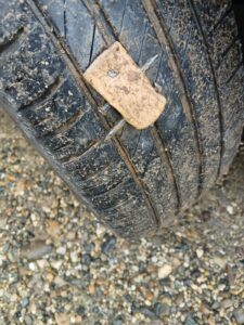 San Salvatore, “invasione” di chiodi: disastro per le gomme