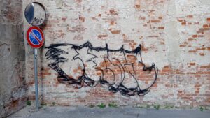 Imbratta l’ex caserma Baronino e fugge: denunciato giovane a Casale