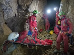 Esercitazione estrema nell’Abisso Dolly: recupero simulato da 160 metri di profondità