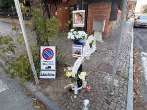 Valenza: il ricordo di Mattia resta, fiori e silenzio nel luogo del dramma